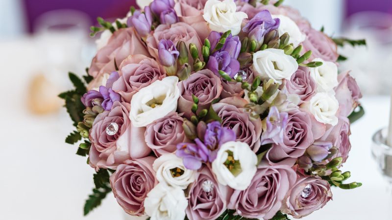 bukiet ślubny w lilie