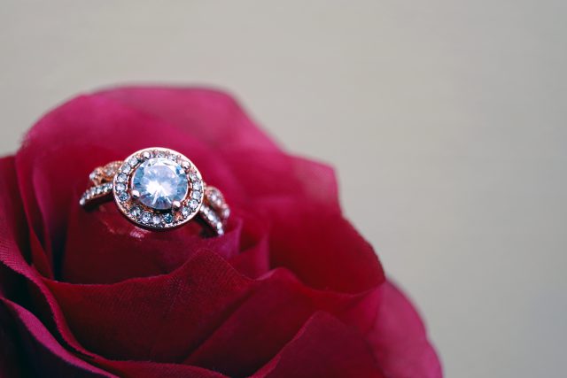 Zmień biżuterię – pierścionek z dużym kamieniem